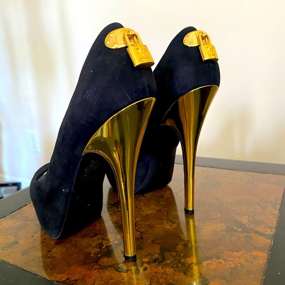 Louis Vuitton Black Suede Stiletto w. Gold Metallic Heel & Lock - Picture 4 of 4